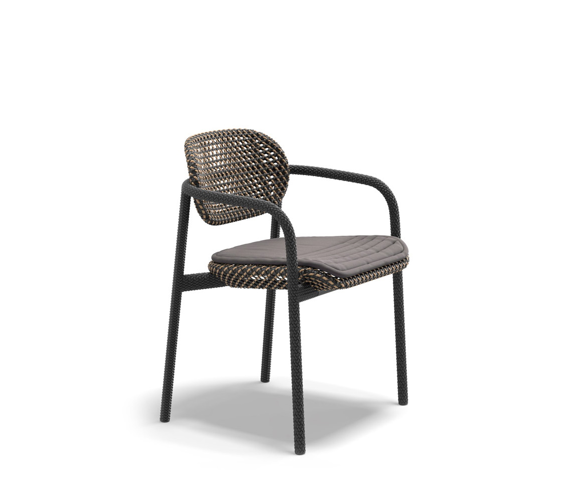 ROII Armlehnstuhl von Dedon: Geflochtener Outdoor-Stuhl mit Armlehnen und grauem Sitzkissen auf weißem Hintergrund.