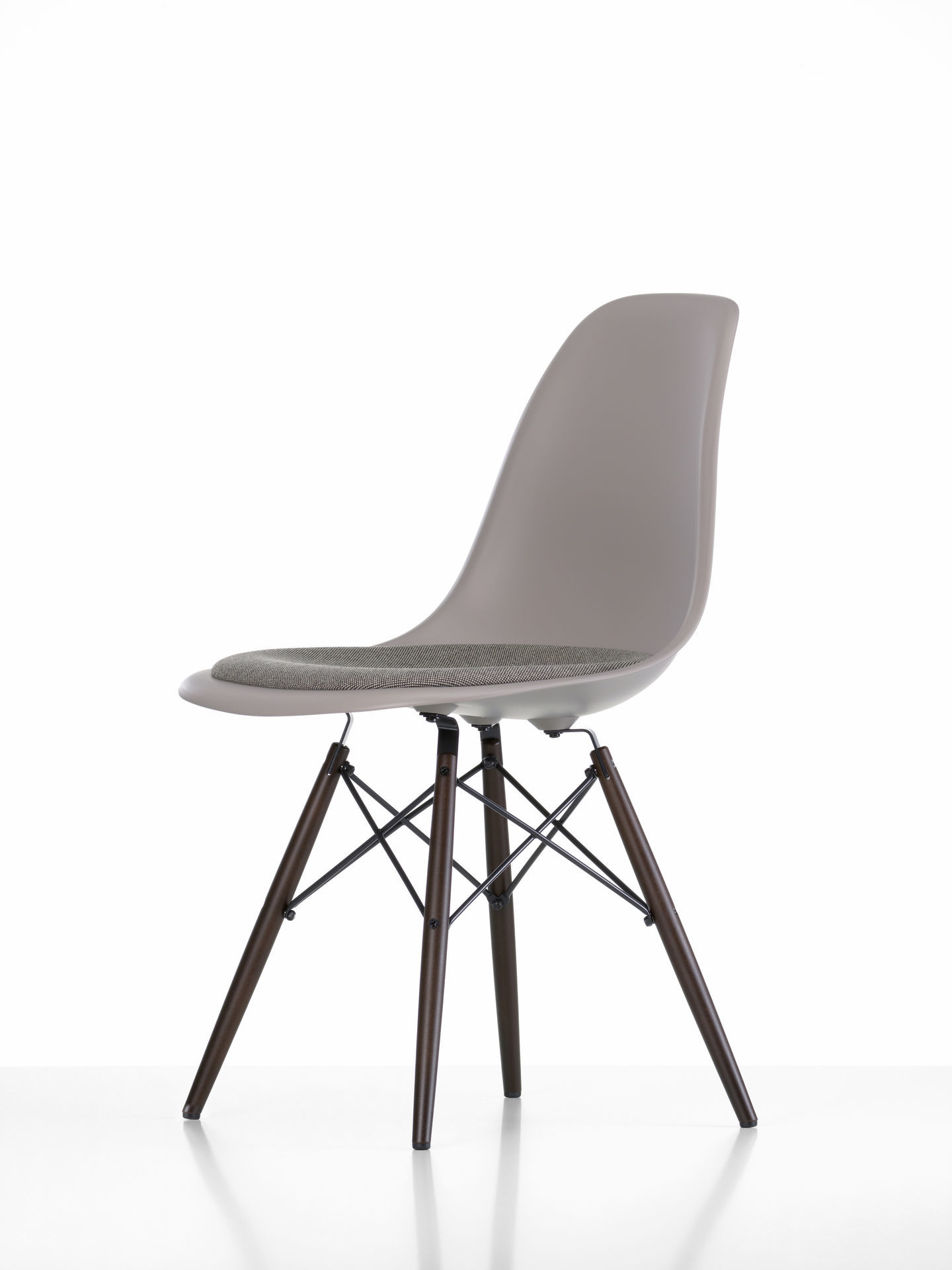 Eames Stuhl DSW mit Sitzpolster, Ahorn gelblich, Hopsak warmgrey/elfenbein, Holzbeine, Designklassiker.