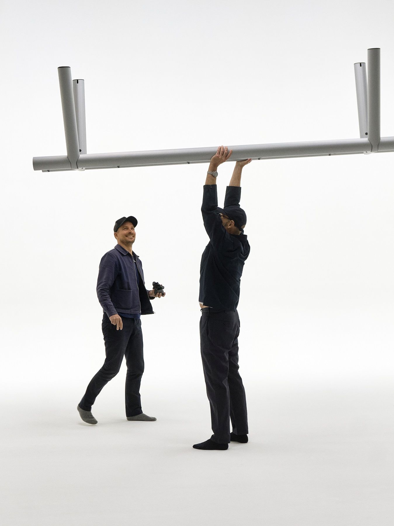 Zwei Personen montieren den Hay Boa Table Tisch, ein modernes Designmöbel für Esszimmer und Büro.