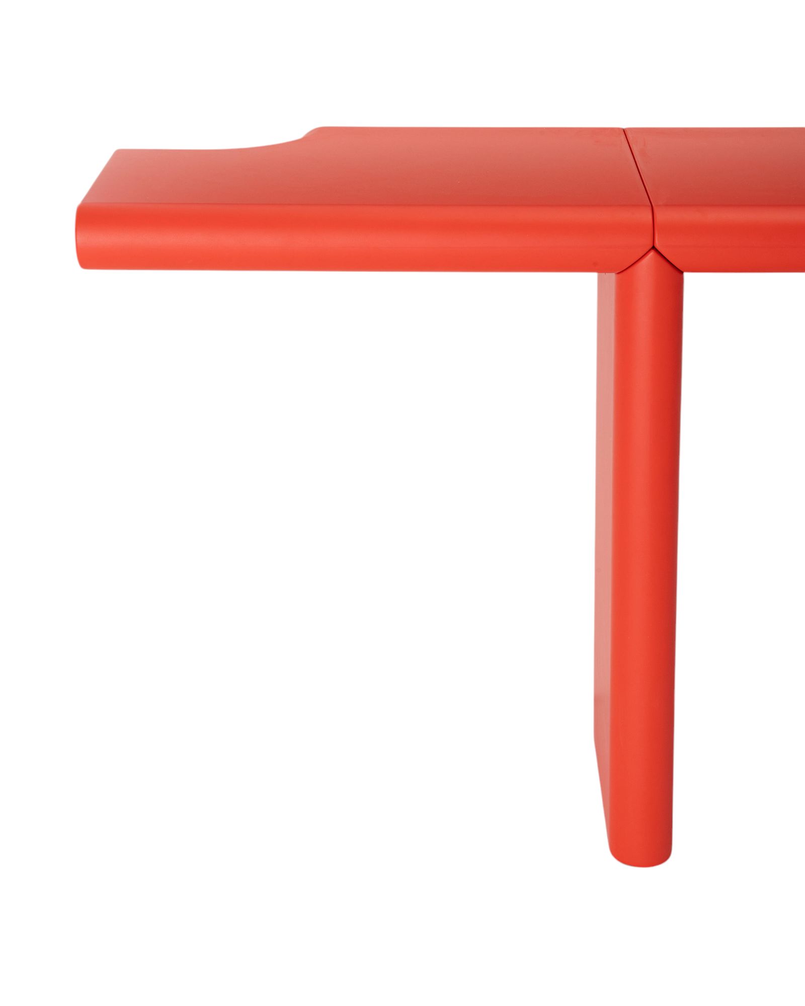 Detailaufnahme des Zavolo Consolle Wandtischs von Zanotta in leuchtendem Rot, modernes Design für stilvolle Wohnräume.