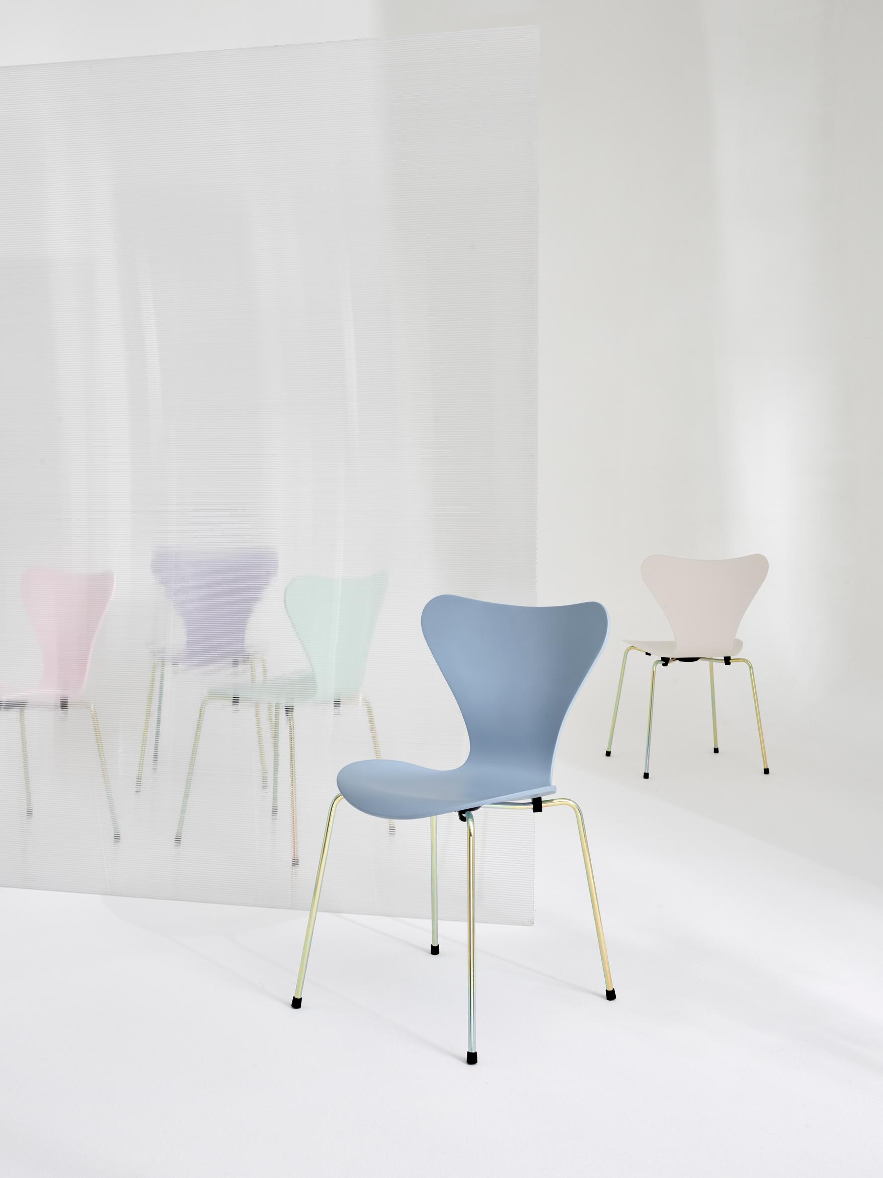 Blauer Siebener Stuhl von Fritz Hansen mit goldenem Gestell, Teil der Limited Edition.