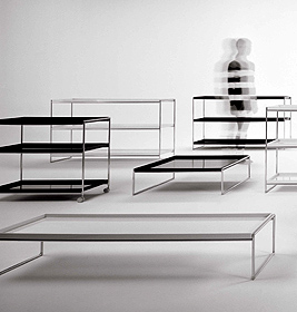 Trays Regal von Kartell: Mehrere moderne, minimalistische Regale und Tische mit Ablageflächen in Schwarz und Weiß.