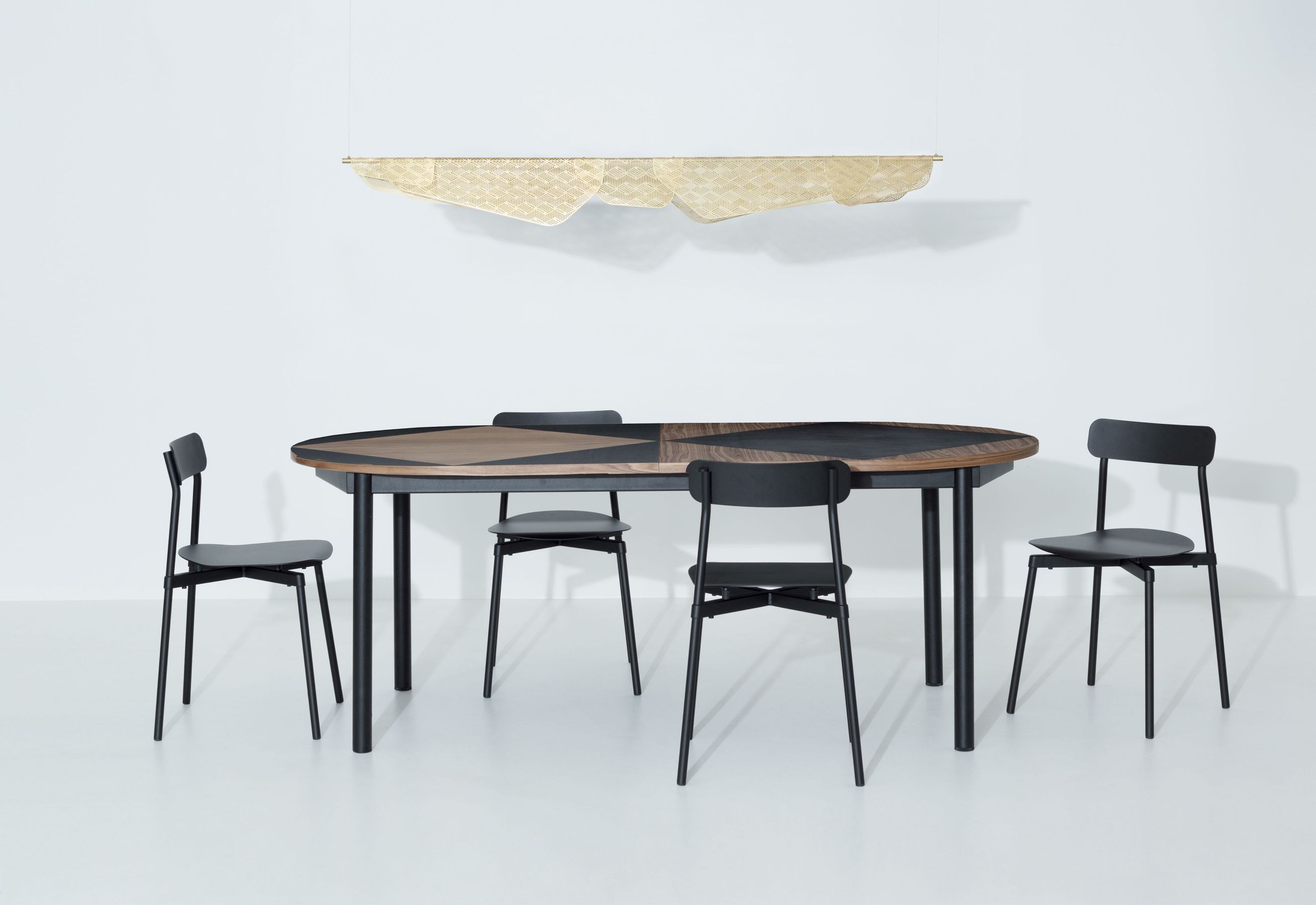 Mediterranea Pendelleuchte von Petite Friture über Esstisch mit Stühlen. Moderne Hängeleuchte für Esszimmer.