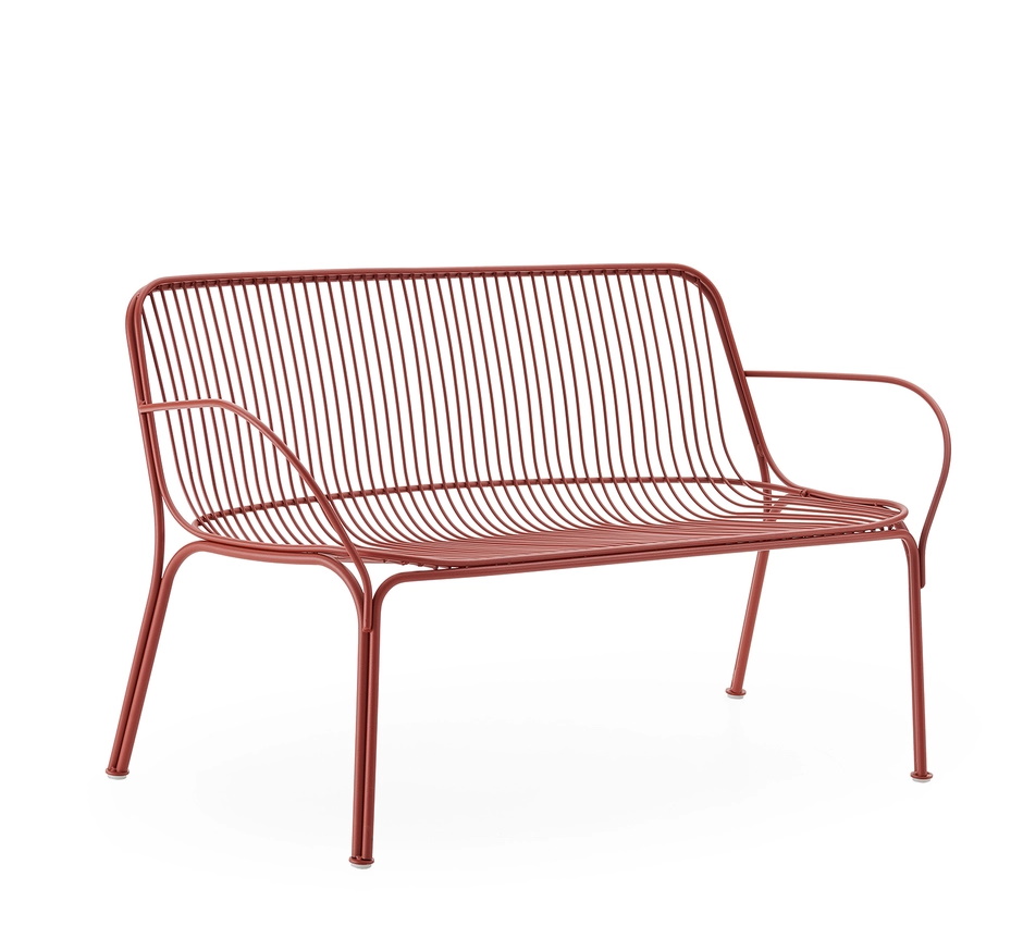 Rote Hiray Bank von Kartell für den Außenbereich, modernes Design mit filigranen Metallstreben.