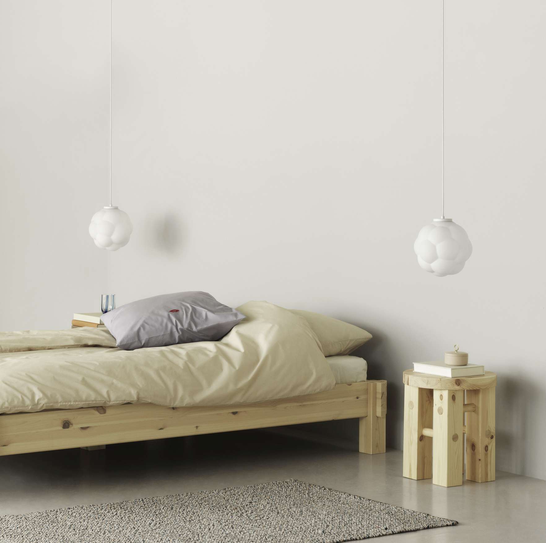Schlafzimmer mit zwei Bubba Pendelleuchten von Normann Copenhagen, weiße Hängelampe, modernes Design.