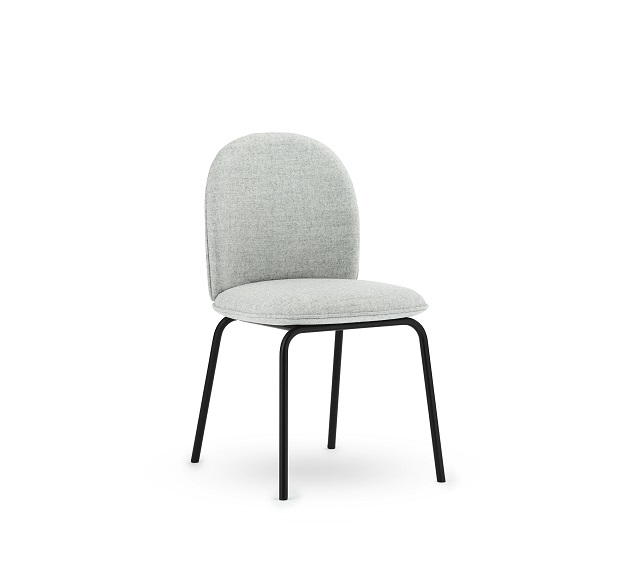Ace Chair Stuhl von Normann Copenhagen, gepolstert in hellem Grau mit schwarzem Metallgestell.