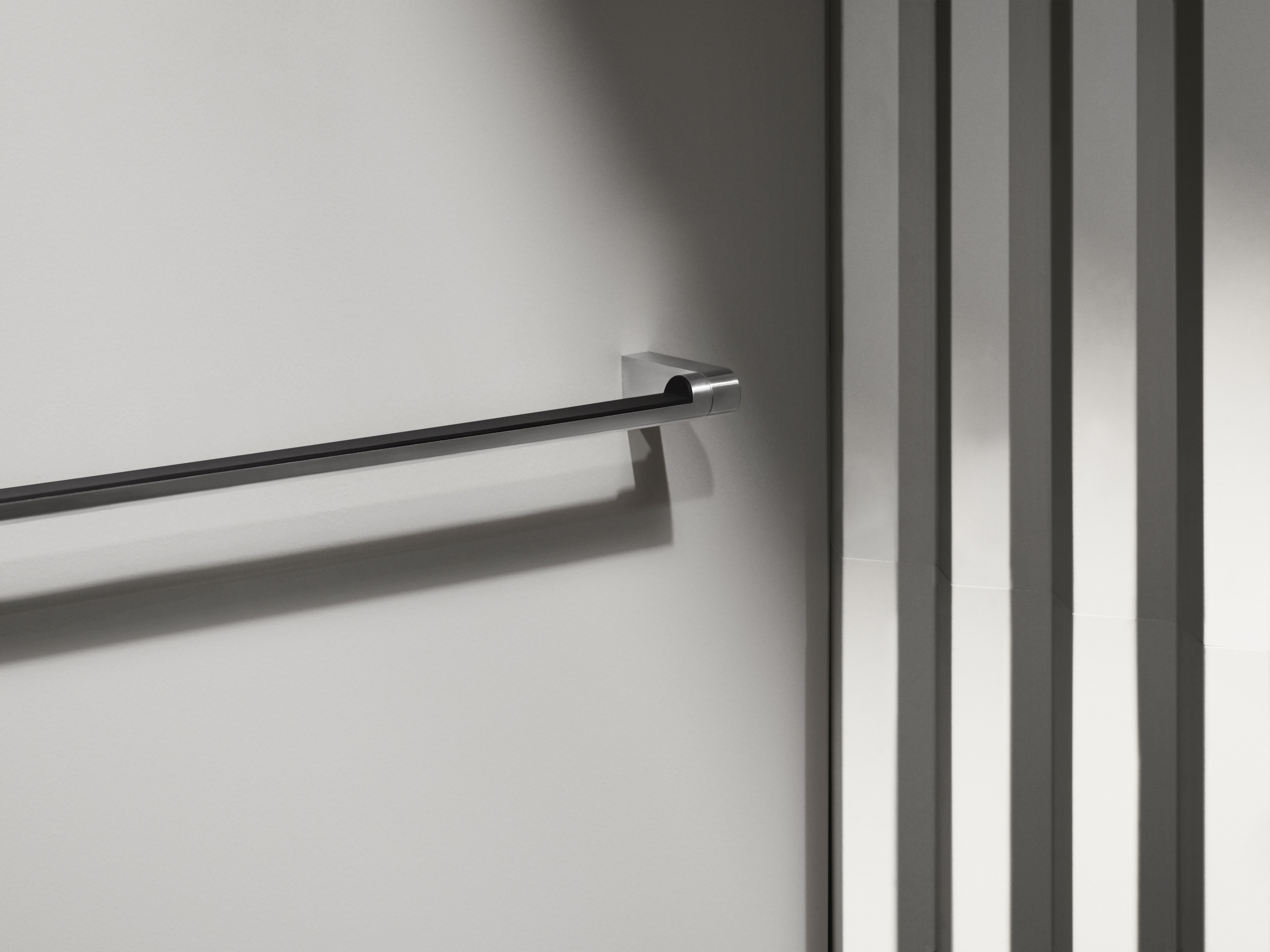 Nahaufnahme der Vipp Handtuchstange aus Edelstahl, modernes Baddesign.