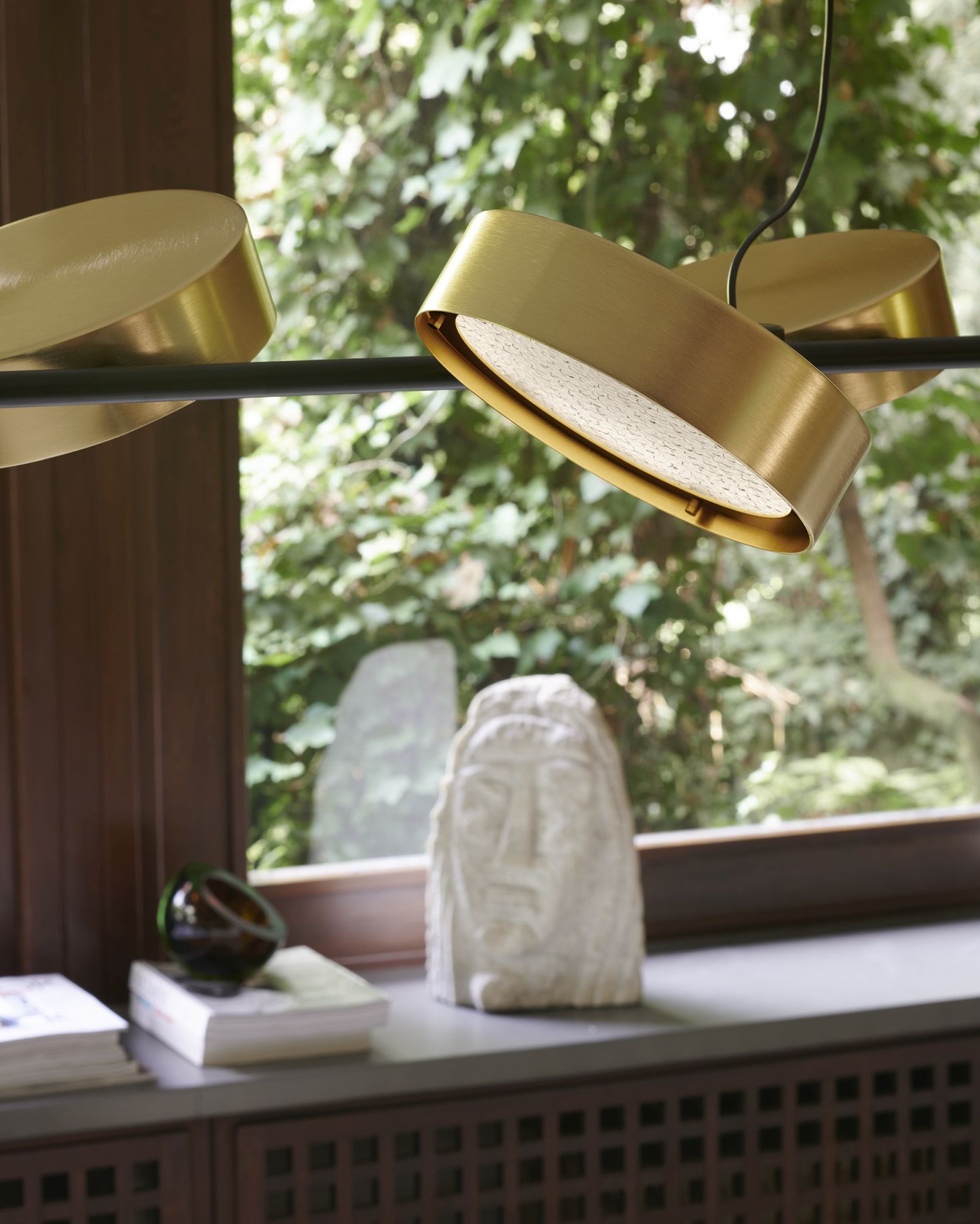 Nahaufnahme der Oluce Berlin Hängeleuchte 823 in Gold, modernes Design für Wohnräume.