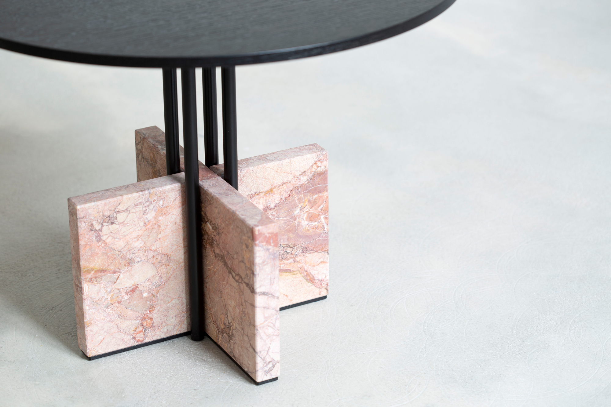 Gravity Table Beistelltisch mit schwarzer Tischplatte und rosafarbenem Marmorfuß, moderner Couchtisch.