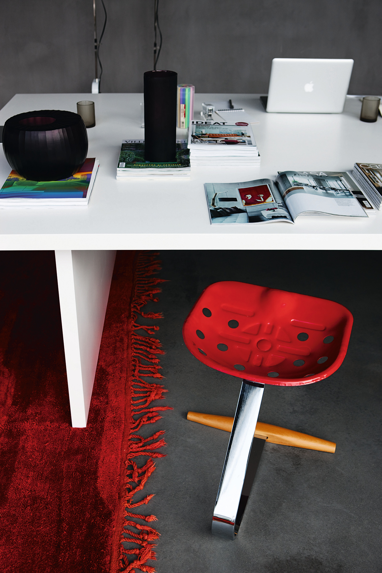 Roter Mezzadro Hocker von Zanotta mit Chromfuß und Holzdetail, modernes Möbeldesign.