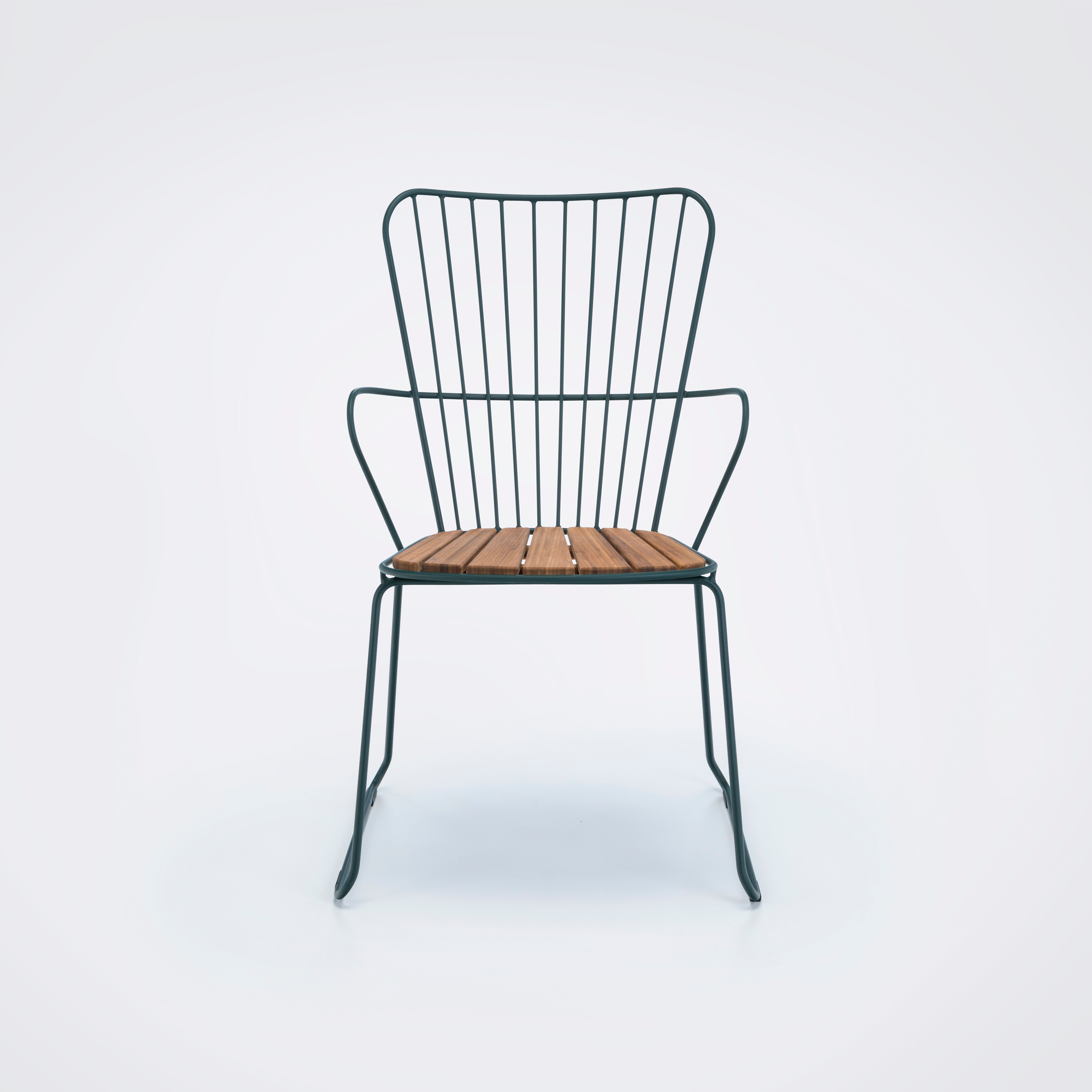 Paon Outdoor Dining Chair von Houe in Kieferngrün mit Holzlatten-Sitzfläche. Gartenstuhl für den Außenbereich.