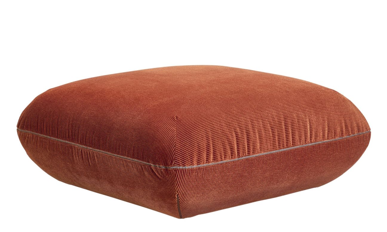 Jalis 21 Hocker in Cord-Optik, terracottafarben. Quadratischer Sitzhocker für Wohnzimmer und Lounge.
