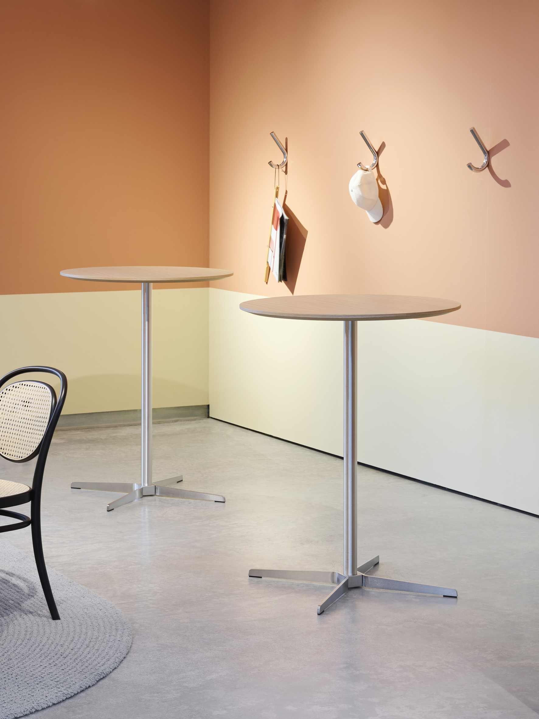 Zwei Stehtische mit S 12 Wandhaken von Thonet an der Wand für Jacken und Hüte.