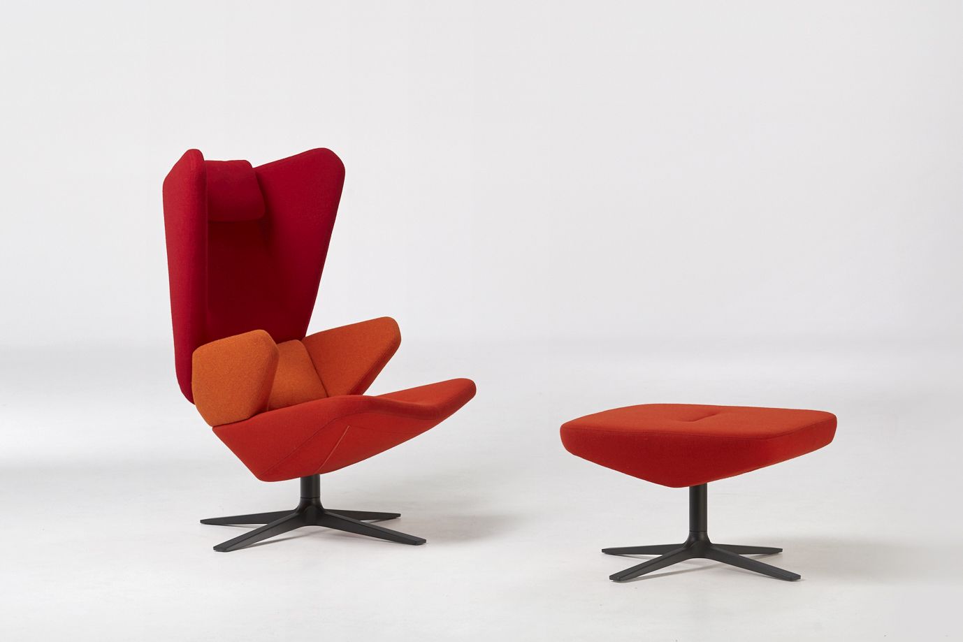 Trifidae Lounge Sessel von Prostoria, roter Relaxsessel mit Fußhocker für Wohnzimmer und Lounge.