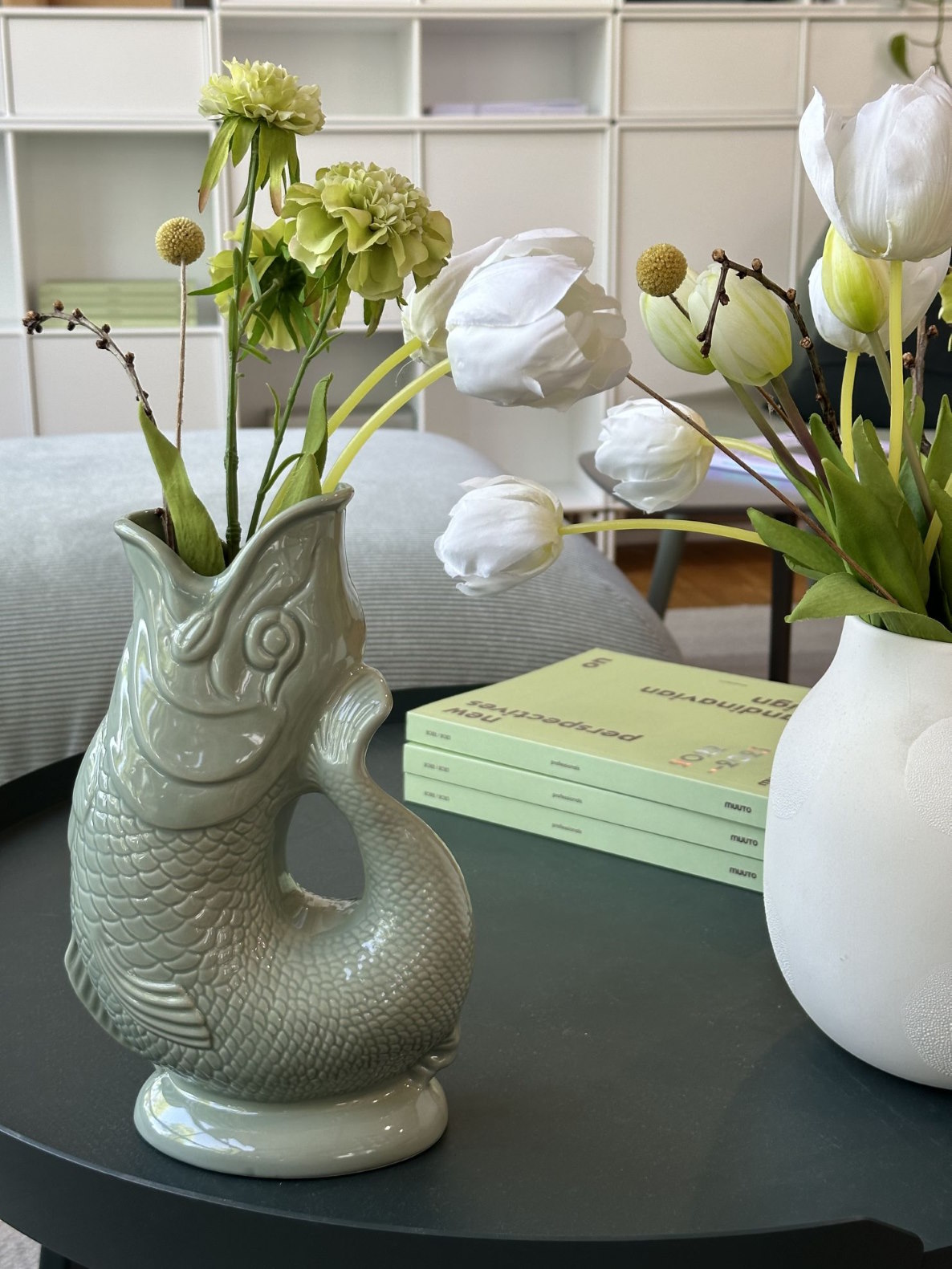 Gluckigluck Karaffe in Salbei-Grün mit Blumen. Dekorative Fisch-Vase XL für Wohnaccessoires und Tischdeko.