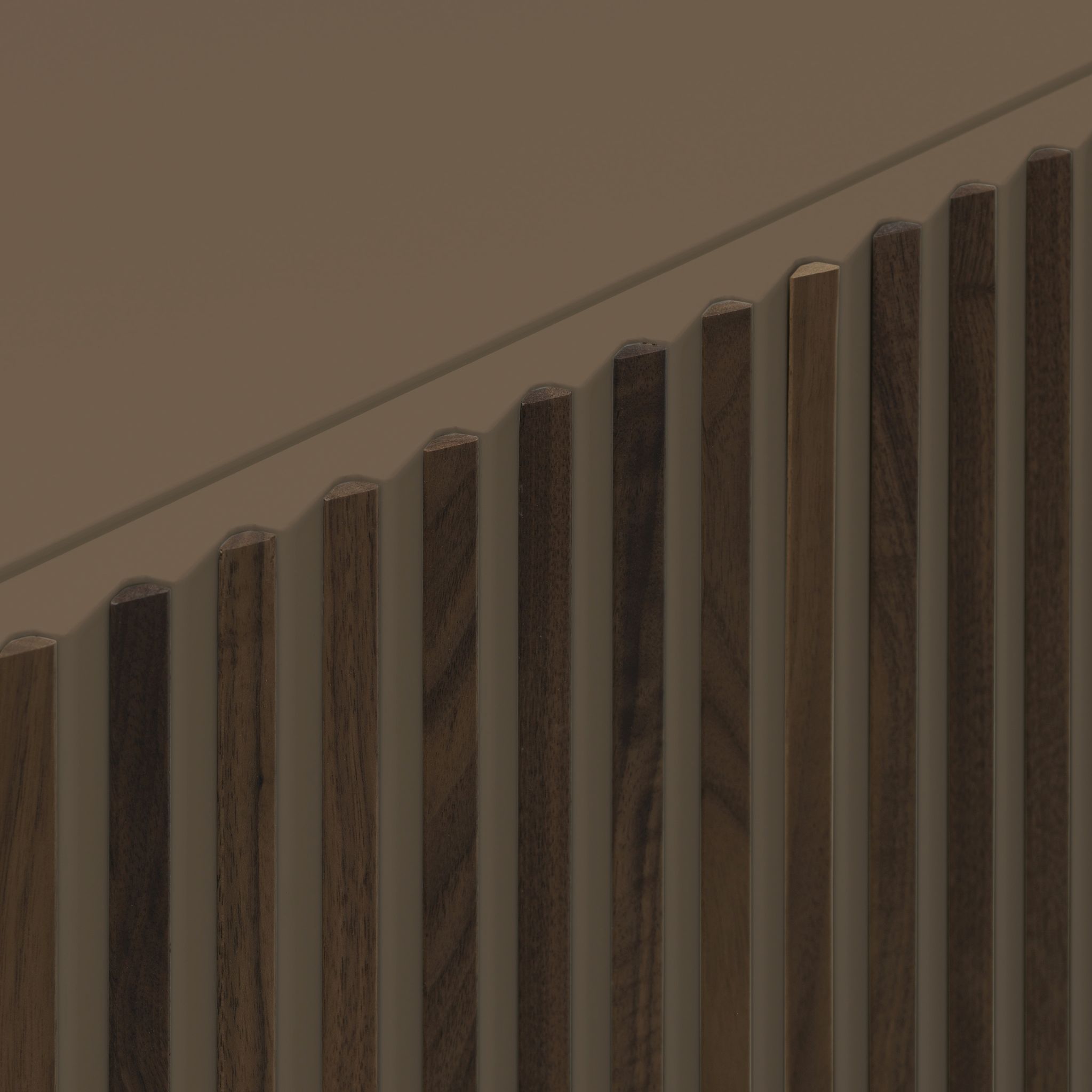 Detailaufnahme der Leon Decor Anrichte: Beigegraue Front mit vertikalen Holzlamellen im Minimal Design.