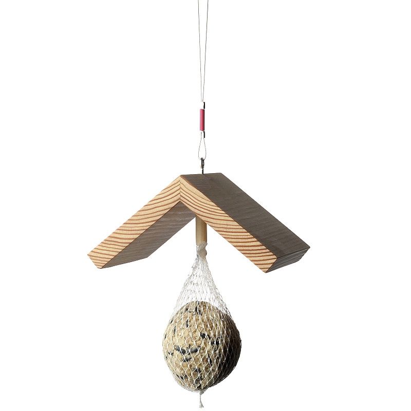 Vogeldach just for birds: Hängendes Futterhaus mit Dach und Meisenknödel im Netz für Gartenvögel.
