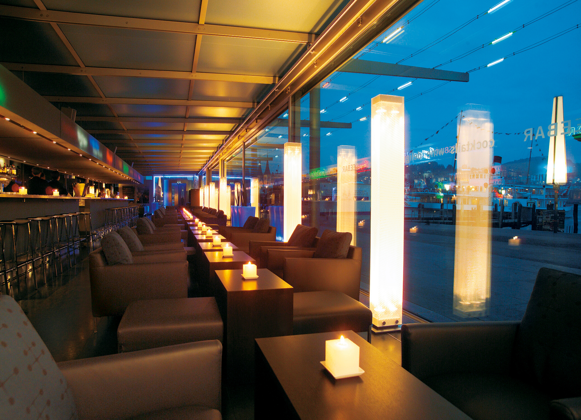 Innenaufnahme eines eleganten Restaurants mit Belux Twilight LED Stehleuchten, die eine warme Atmosphäre schaffen.