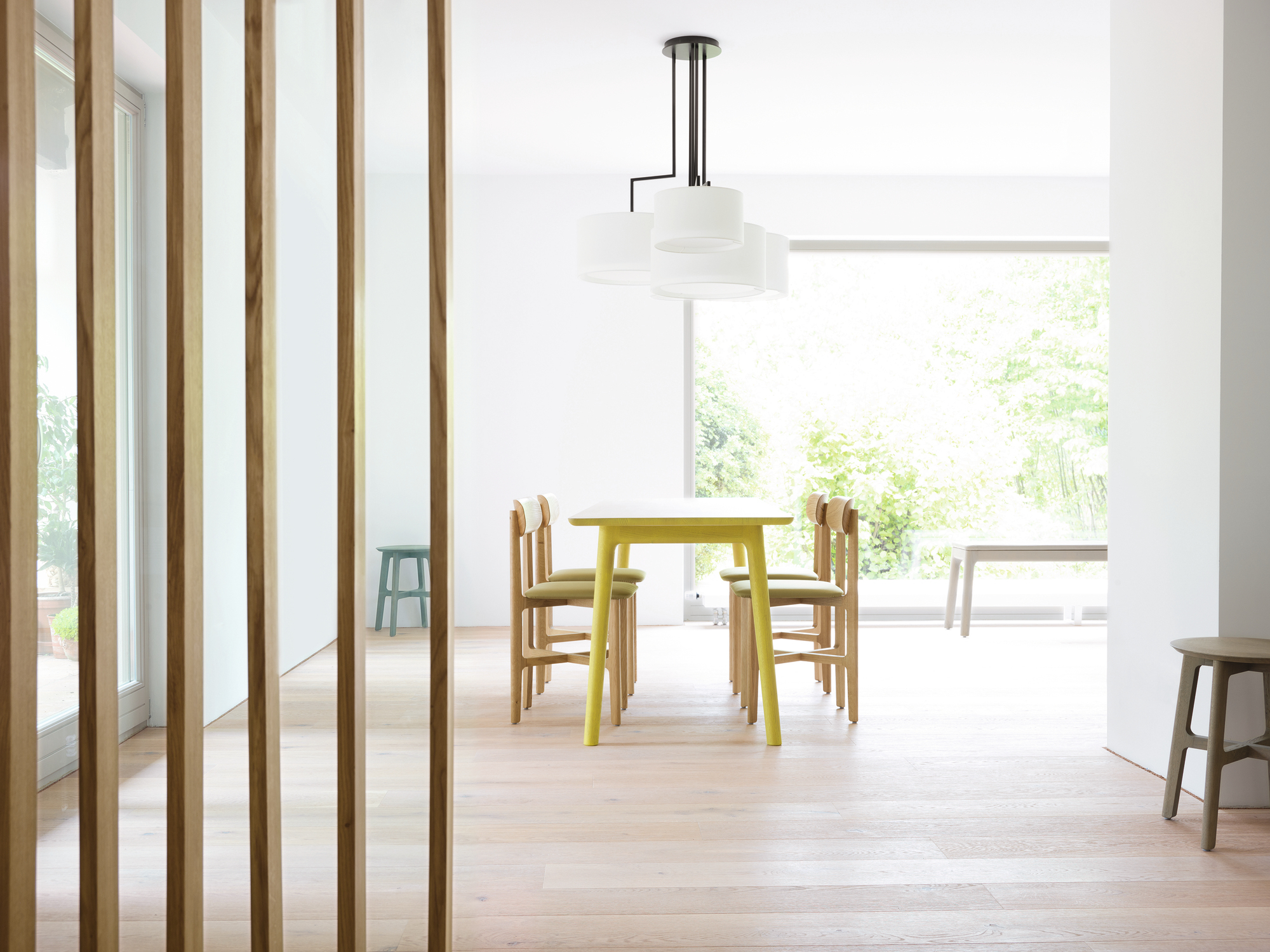 Esszimmer mit Noon LED Leuchte in Schwarz, moderne Innenraumbeleuchtung und Esstisch.