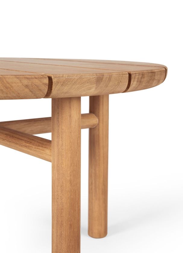 Detailansicht des runden Quatro Beistelltisches aus Teakholz von Ethnicraft für den Außenbereich.