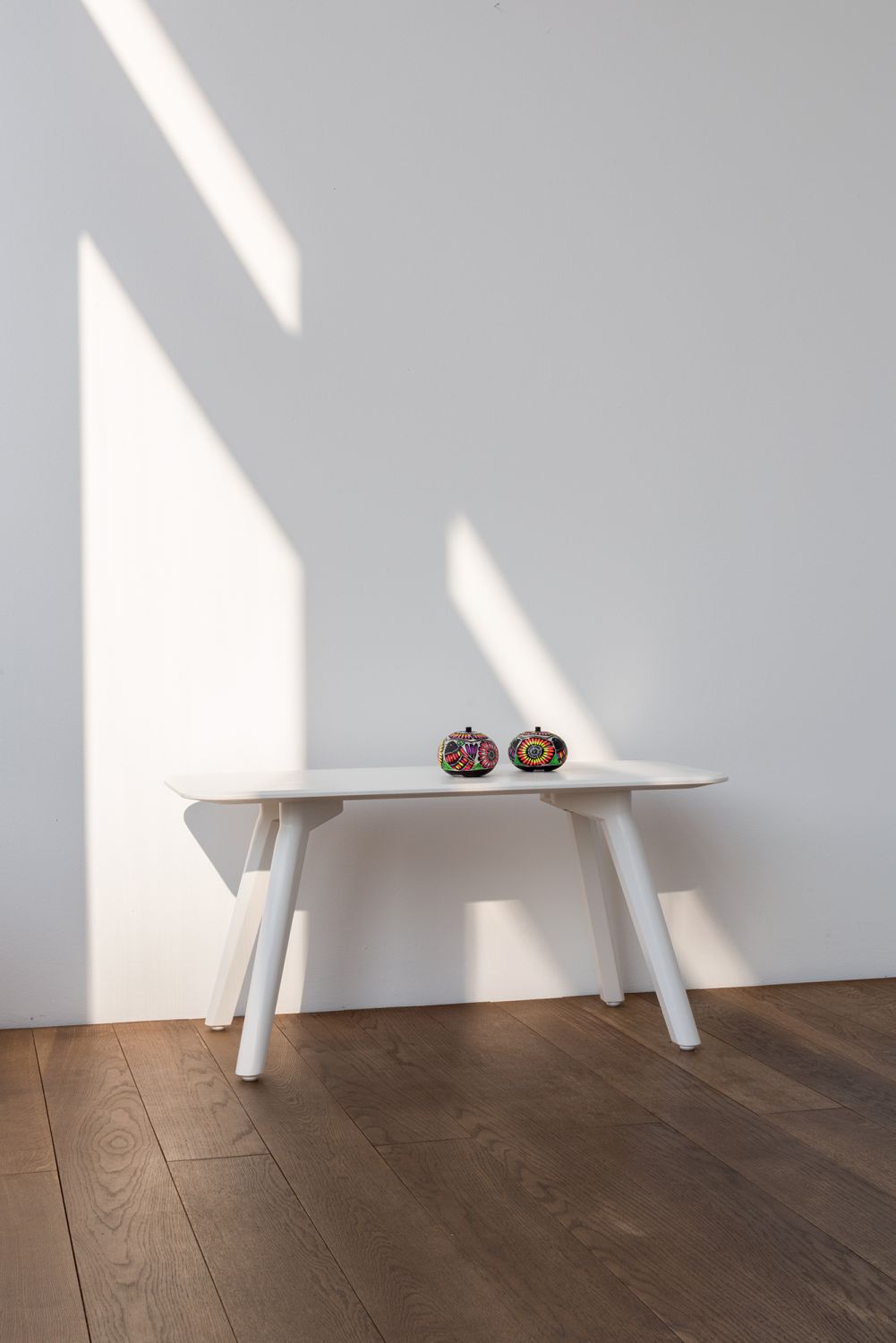 MEYER Bank aus Esche, gewachst mit Weißpigment. Moderne Holzbank mit zwei Deko-Objekten.