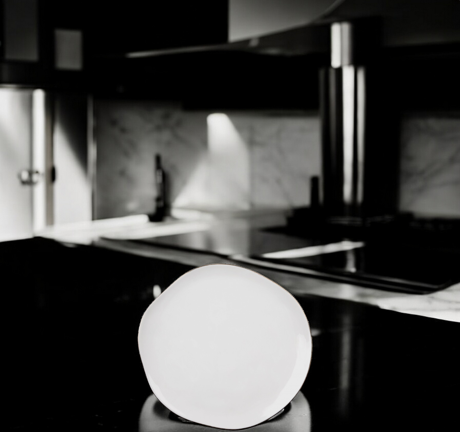 Weißer Speiseteller mit Goldrand aus der Räder DINING Mix & Match Kollektion.