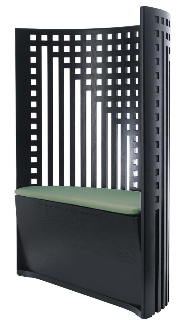 Schwarzer 312 Willow 1 Sessel von Cassina mit grüner Sitzfläche und Gittermuster im Rücken. Designmöbel.