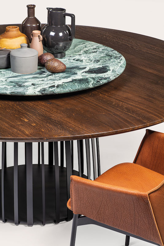 Detailaufnahme: Runder BC 07 Basket Tisch von Janua mit Dekoration und Stuhl.