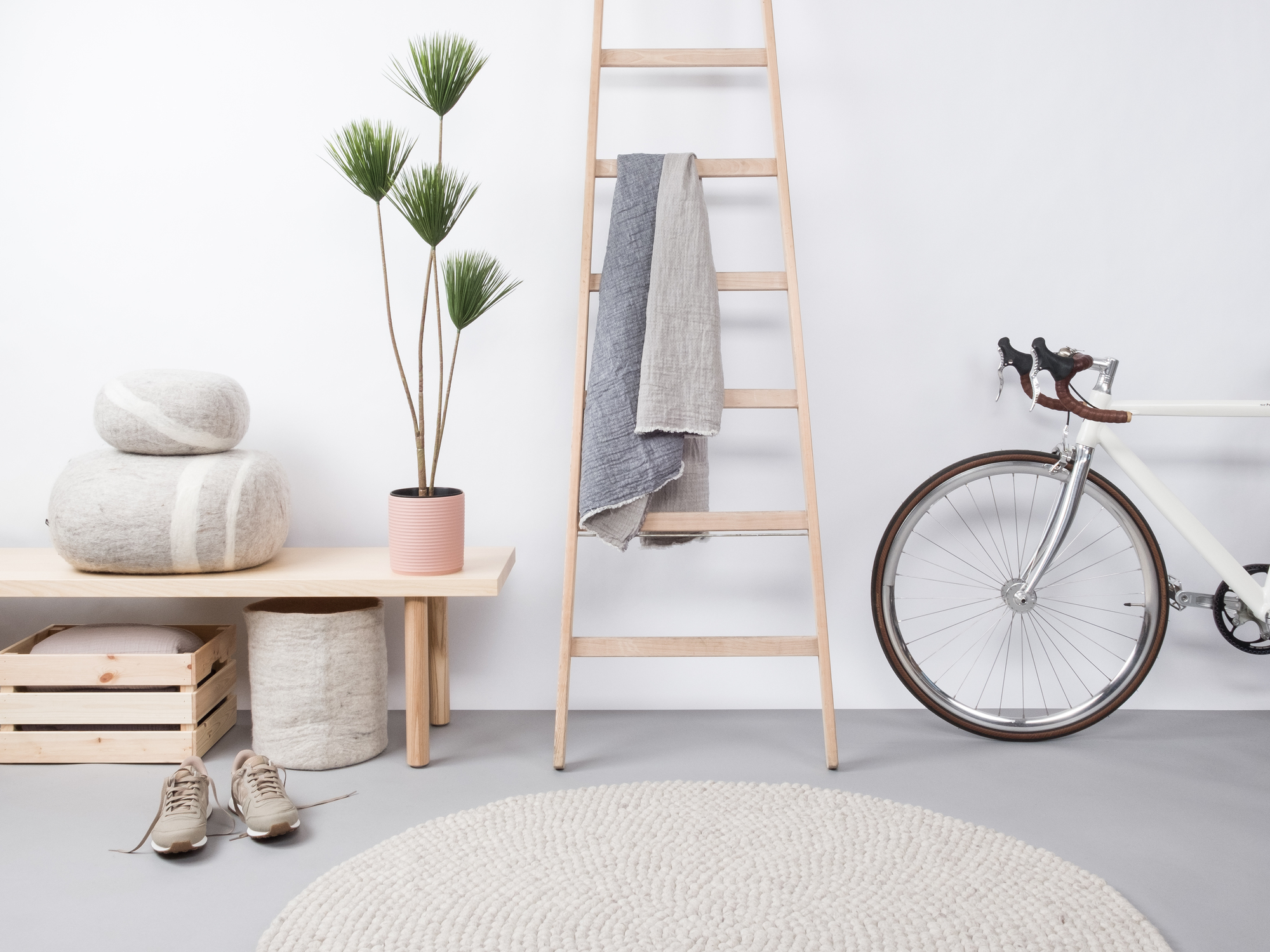 Beiger, runder Filzkugel Teppich "myfelt Lotte" (140 cm) im hellen, modern eingerichteten Raum.