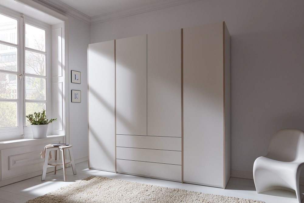 Weißer MODULAR PLUS Schrank von Müller Möbelwerkstätten mit Schubladen im hellen Raum.