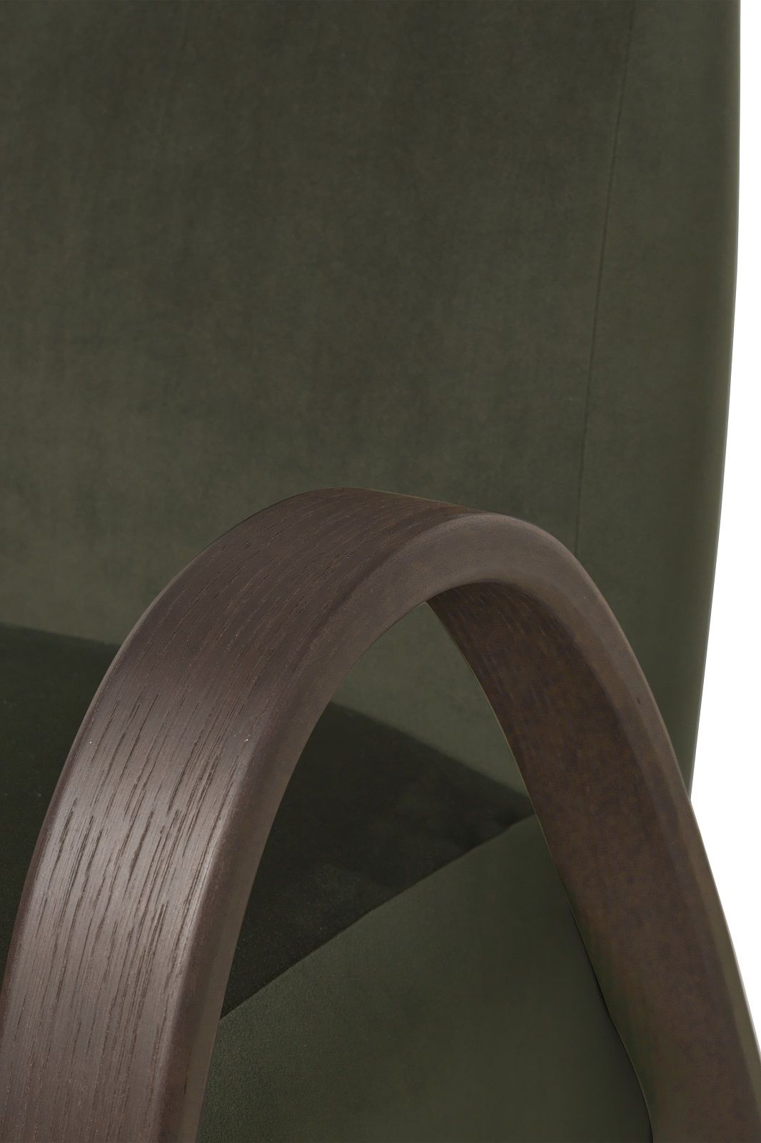 Detailaufnahme des Buur Lounge Sessels von Ferm Living: Armlehne aus Holz, grüner Stoffbezug.
