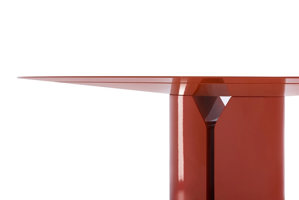 Detailaufnahme: NVL Table Esstisch von MDF Italia, runde Tischplatte in Rot matt.