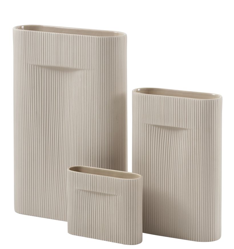 Drei beige Muuto Ridge Vasen in verschiedenen Größen mit geriffelter Oberfläche. Dekorative Design Vasen.