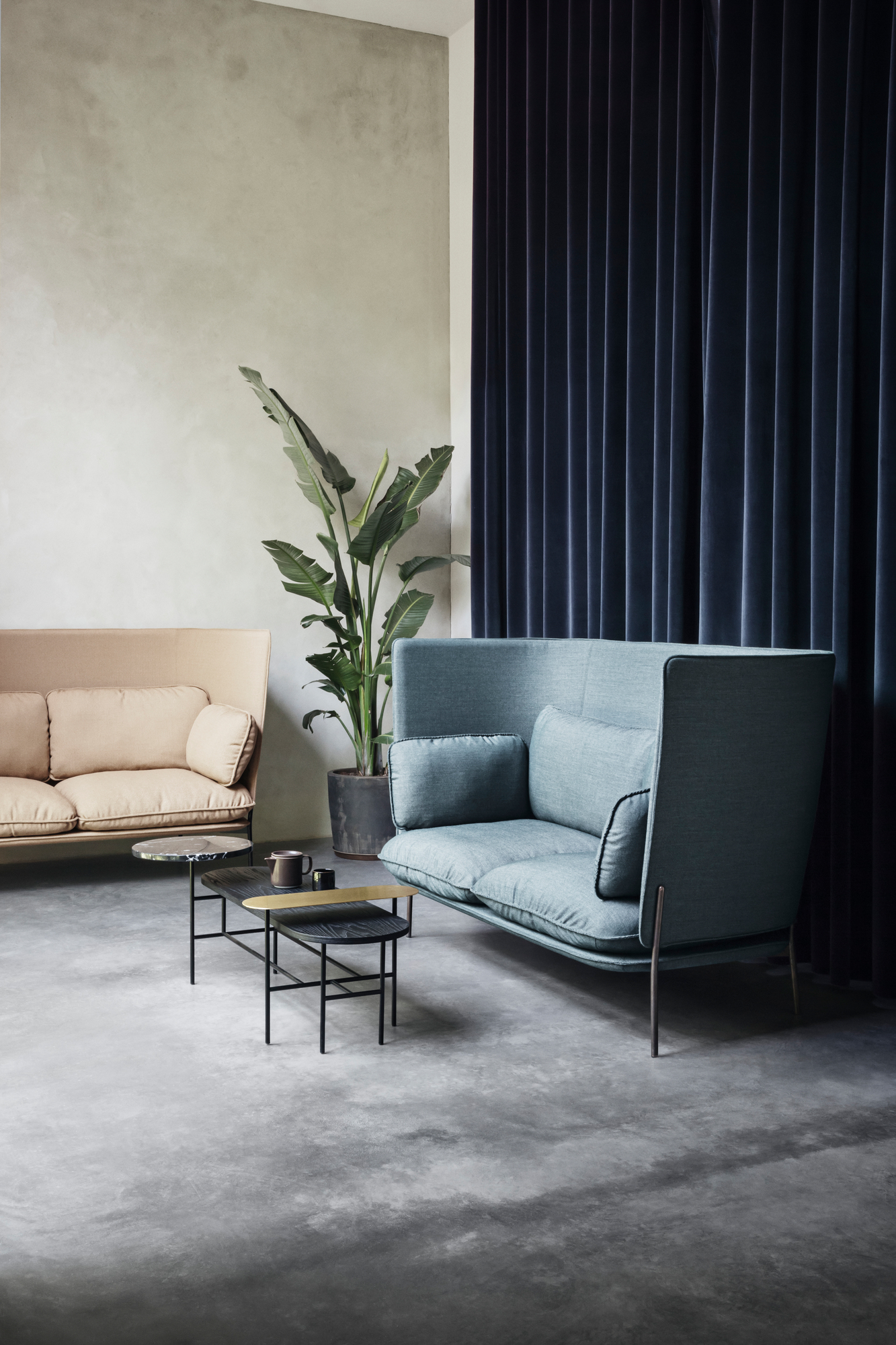 Blaues Cloud Sofa mit hoher Rückenlehne von AndTradition, modernes Design für Wohnzimmer und Büro.