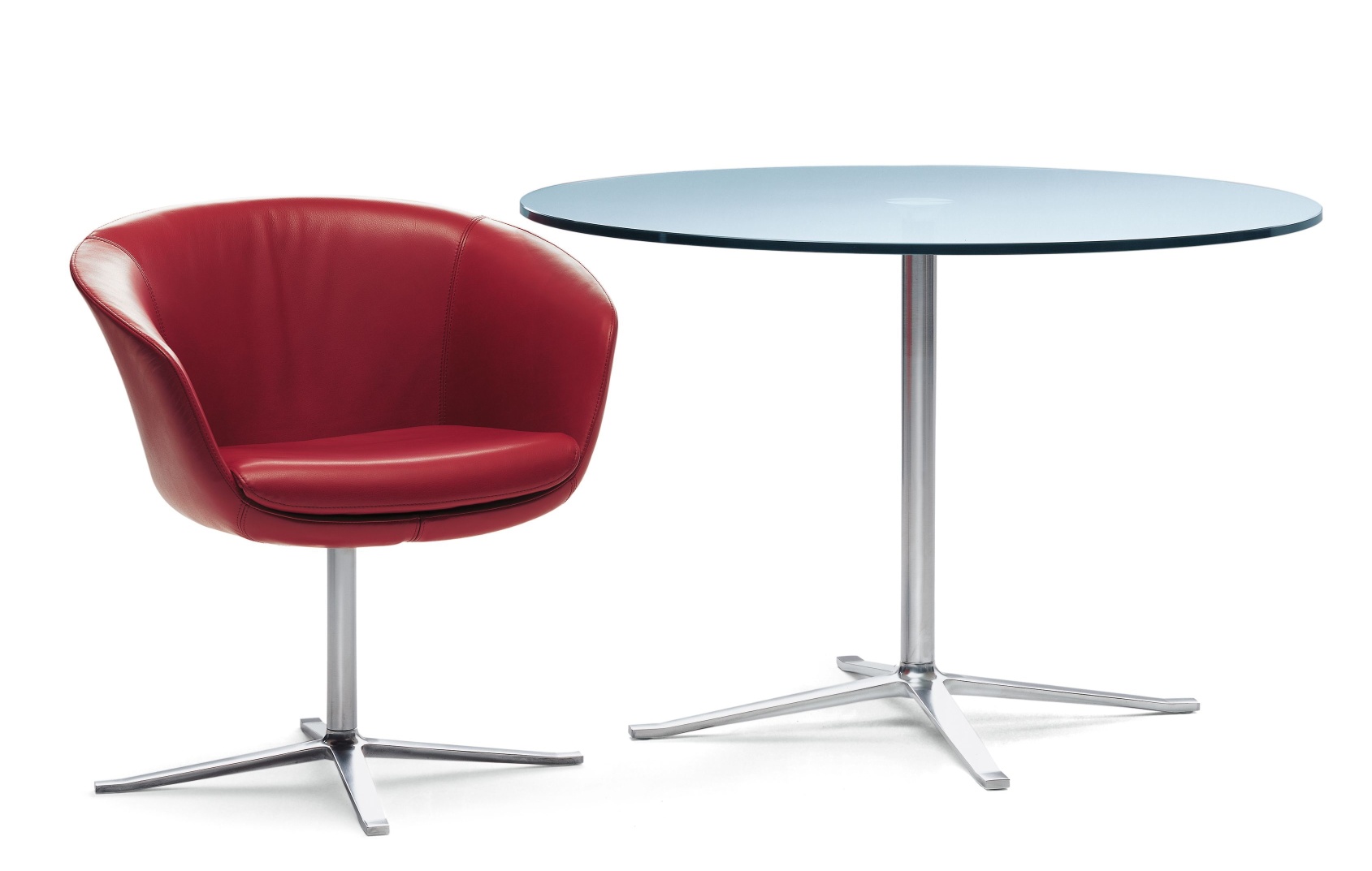 Roter BOB Sessel mit 4-Fuß-Kreuz von Walter Knoll neben einem runden Tisch.