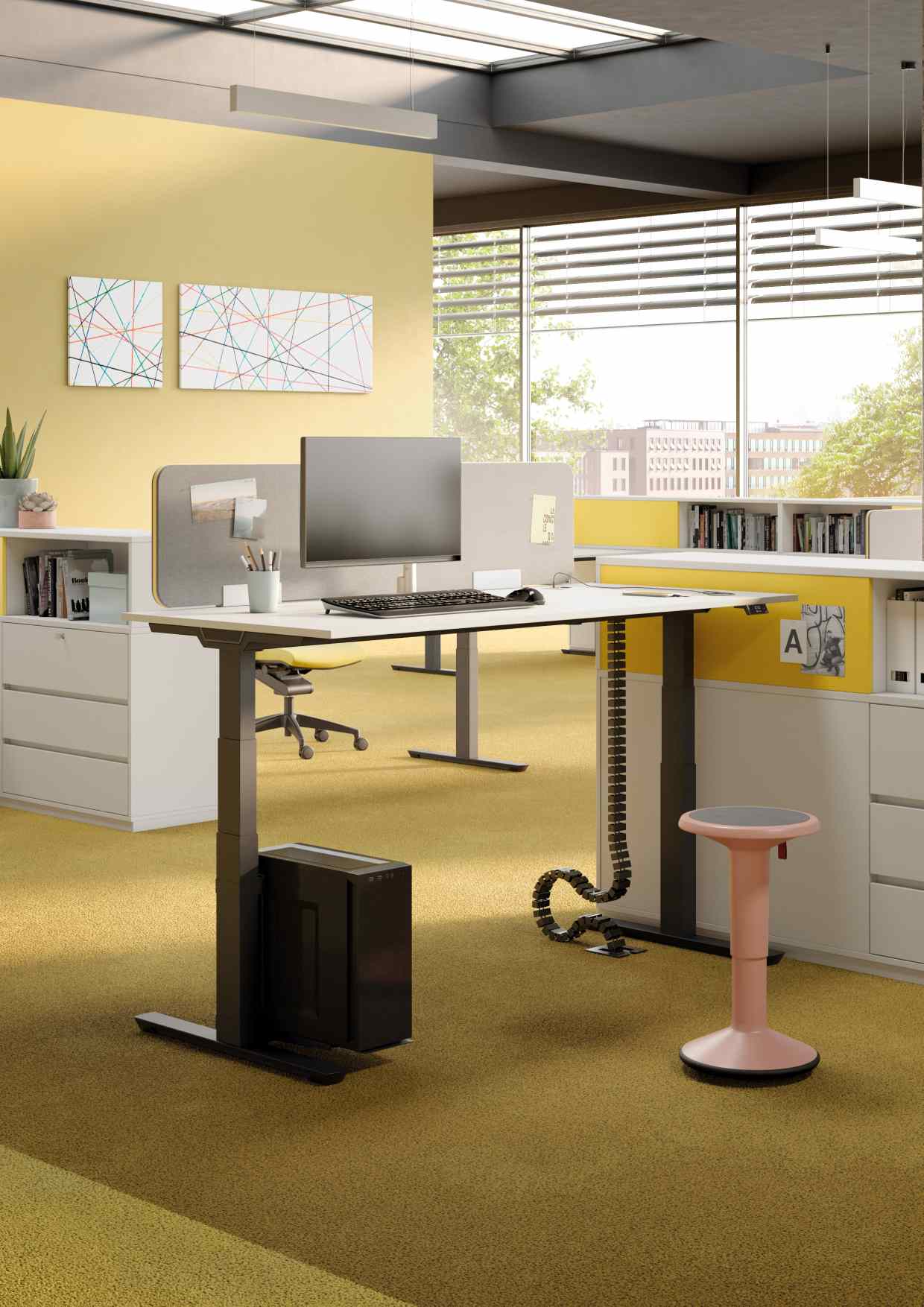 Modernes Büro mit höhenverstellbarem Schreibtisch, Akustikpaneelen und ergonomischem Hocker, Palmberg Terio Plus ähnlich.