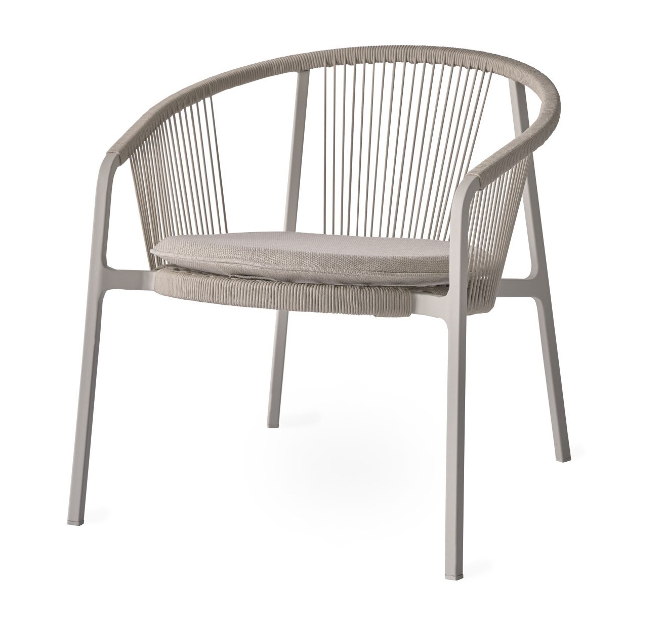 Lagrasse Loungesessel von Vipp: Bequemer Outdoor Sessel mit Armlehne und grauem Sitzkissen.