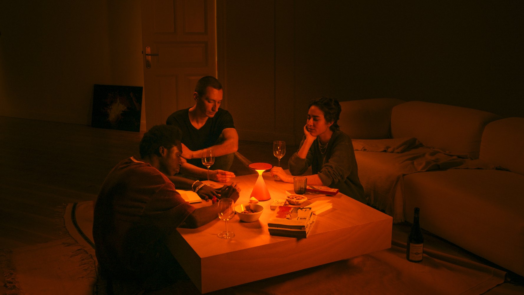 Salt Akkuleuchte in Grau-Sandweiß beleuchtet Tisch mit Freunden, stimmungsvolle Tischleuchte.