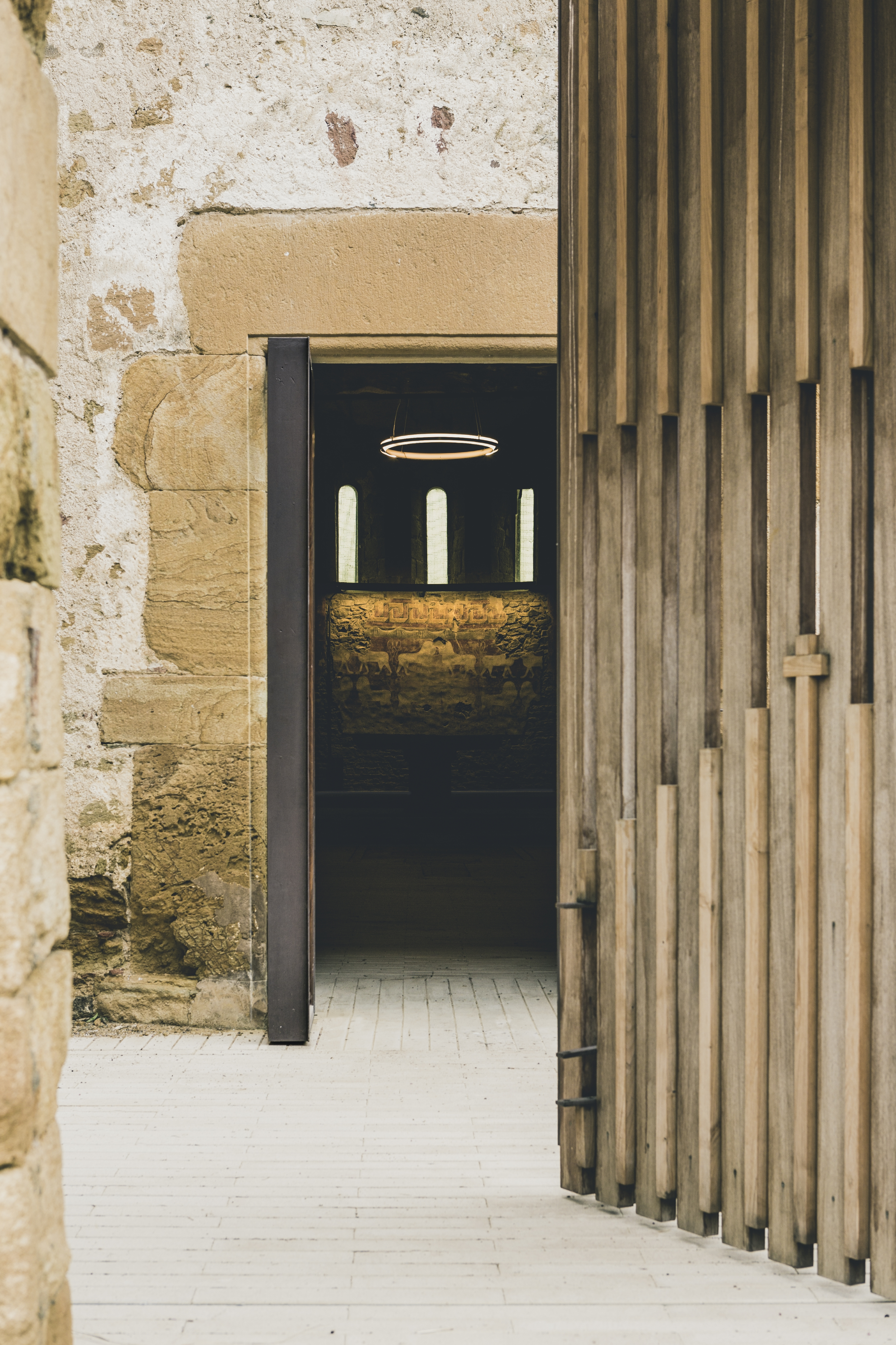 Nimba Pendelleuchte von Santa & Cole, moderne Ringlampe in historischer Umgebung.