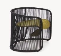 Schwarzer Husk S Hocker von Moroso mit gelbem Kissen, modernes Design für Wohnzimmer und Terrasse.