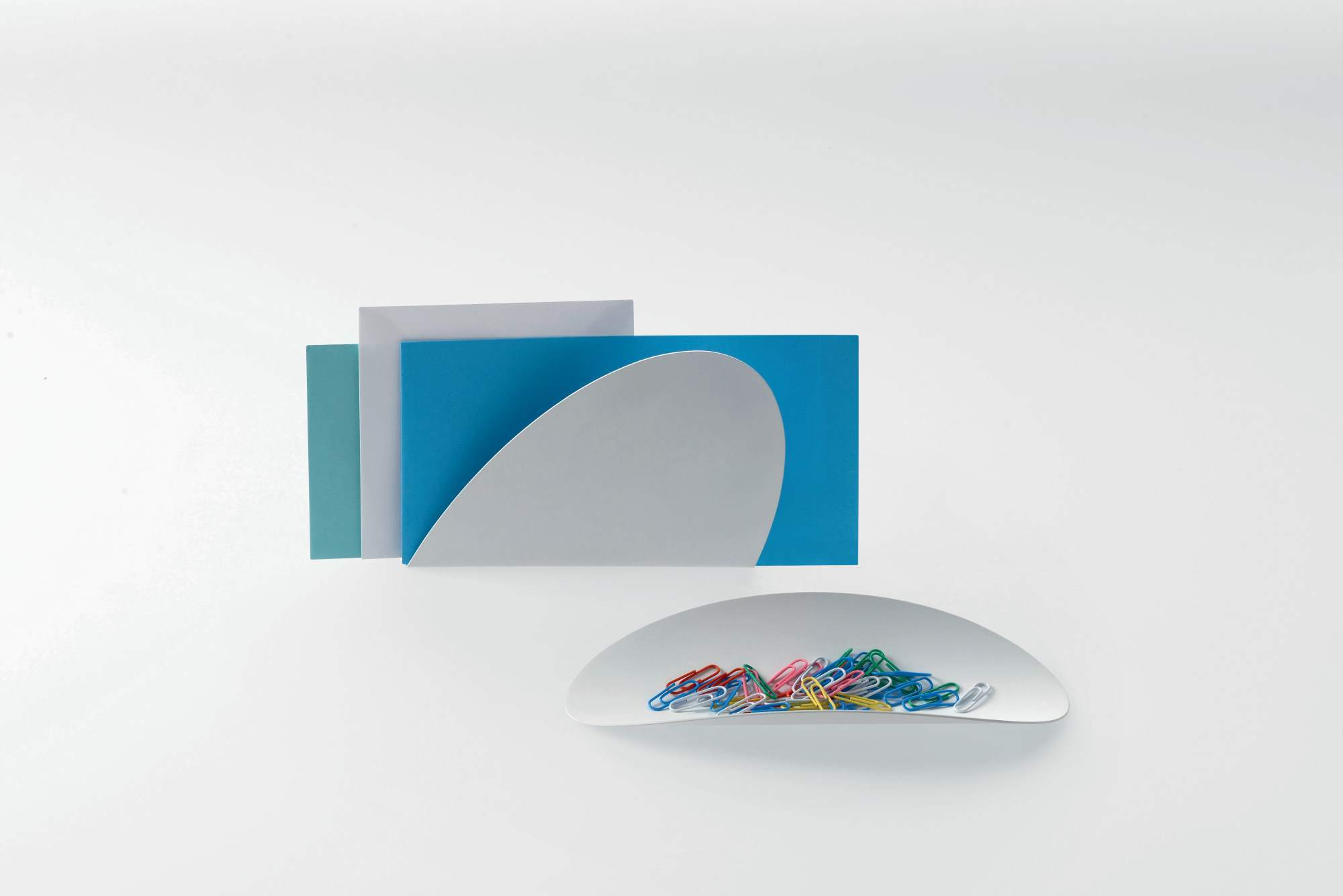 Ellipse Schreibtischset: Bunte Büroklammern in weißer Ablage und farbige Papierablage für den Schreibtisch.