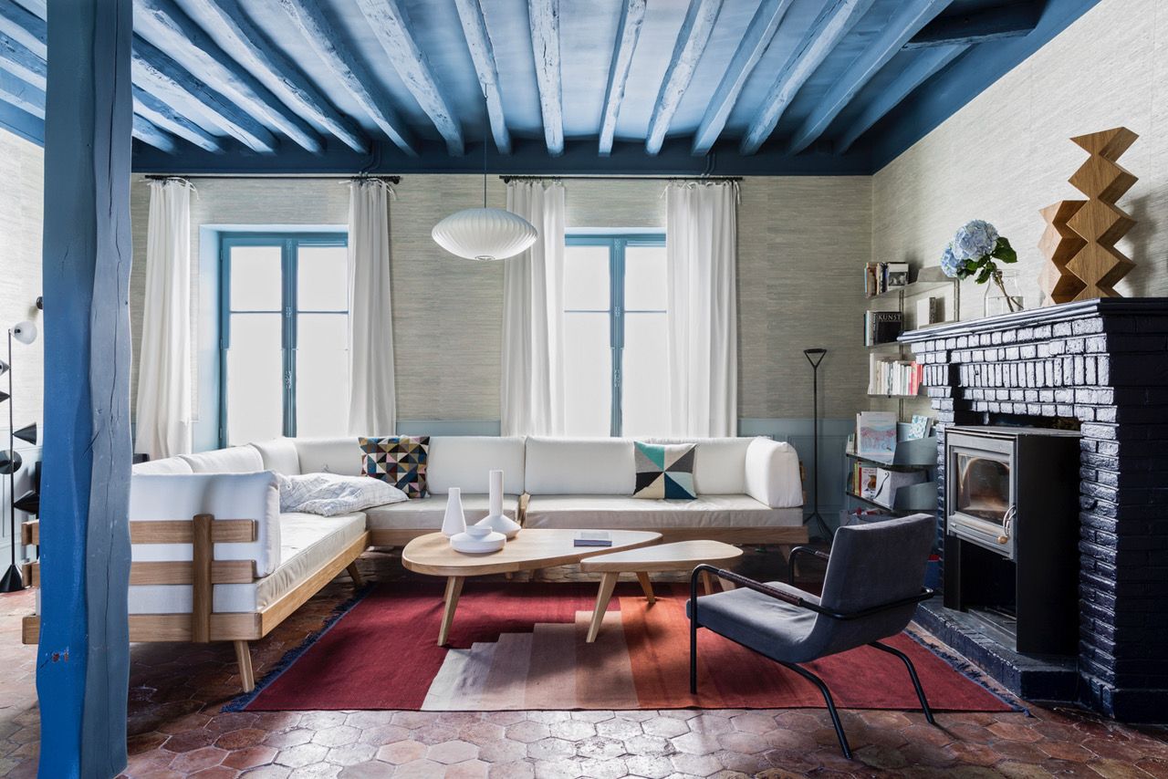 Wohnzimmer mit Sofa, Kamin und The Hansen Family Remix #3 Couchtisch von Hans Hansen.