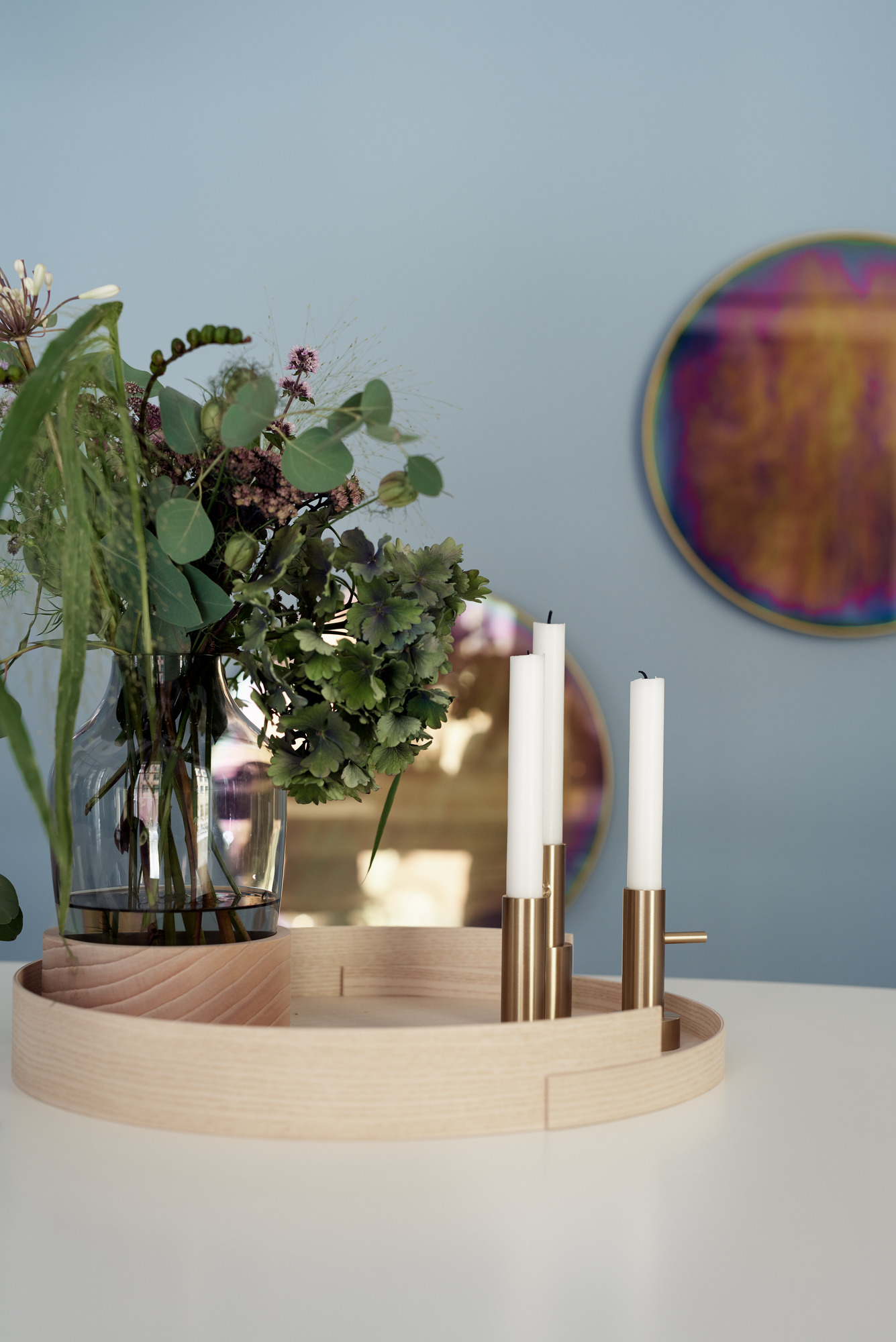 Kerzenhalter Fritz Hansen, groß, aus Holz und Messing mit weißen Kerzen und Blumenvase.