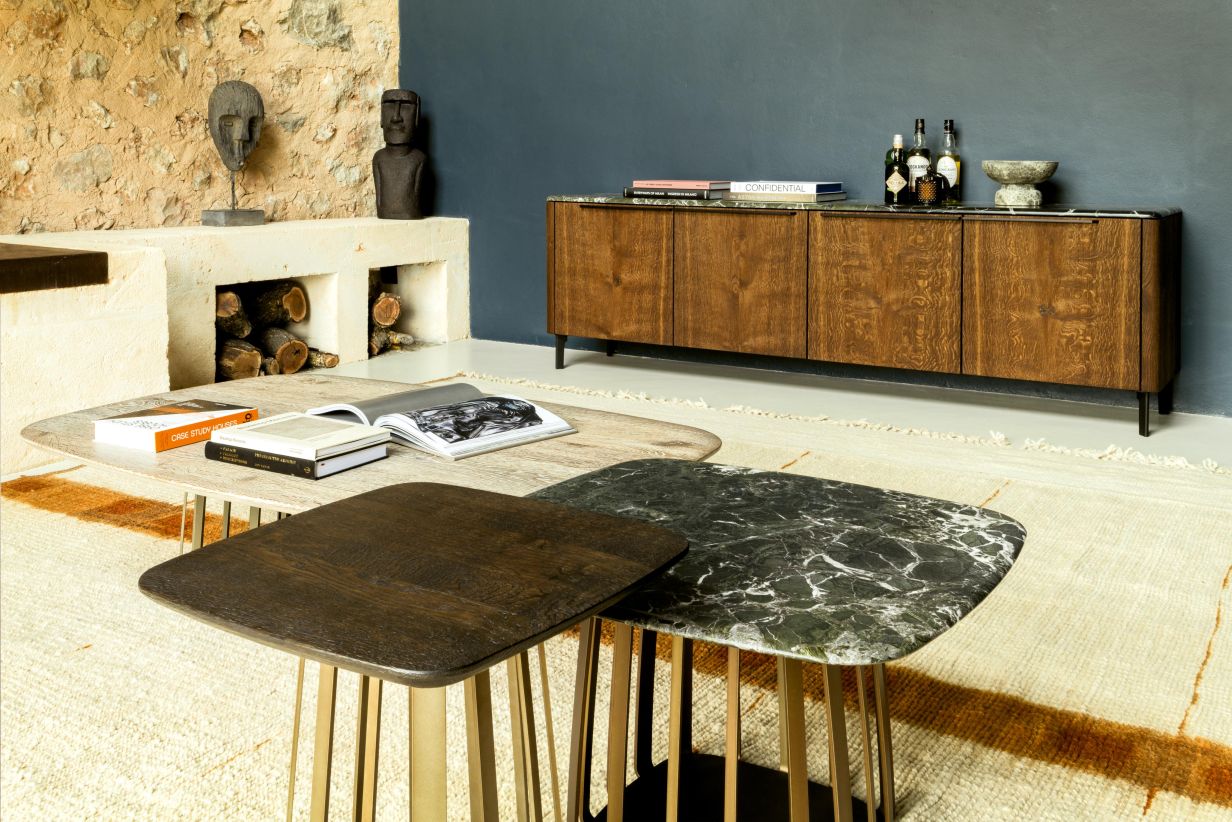 BC 11 Basket Sideboard Eiche geräuchert mit Verde Lepanto Marmorplatte im Wohnzimmer. Design Sideboards.