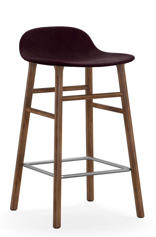 Form Barstool Barhocker von Normann Copenhagen mit Holzbeinen und bordeauxrotem, gepolstertem Sitz.