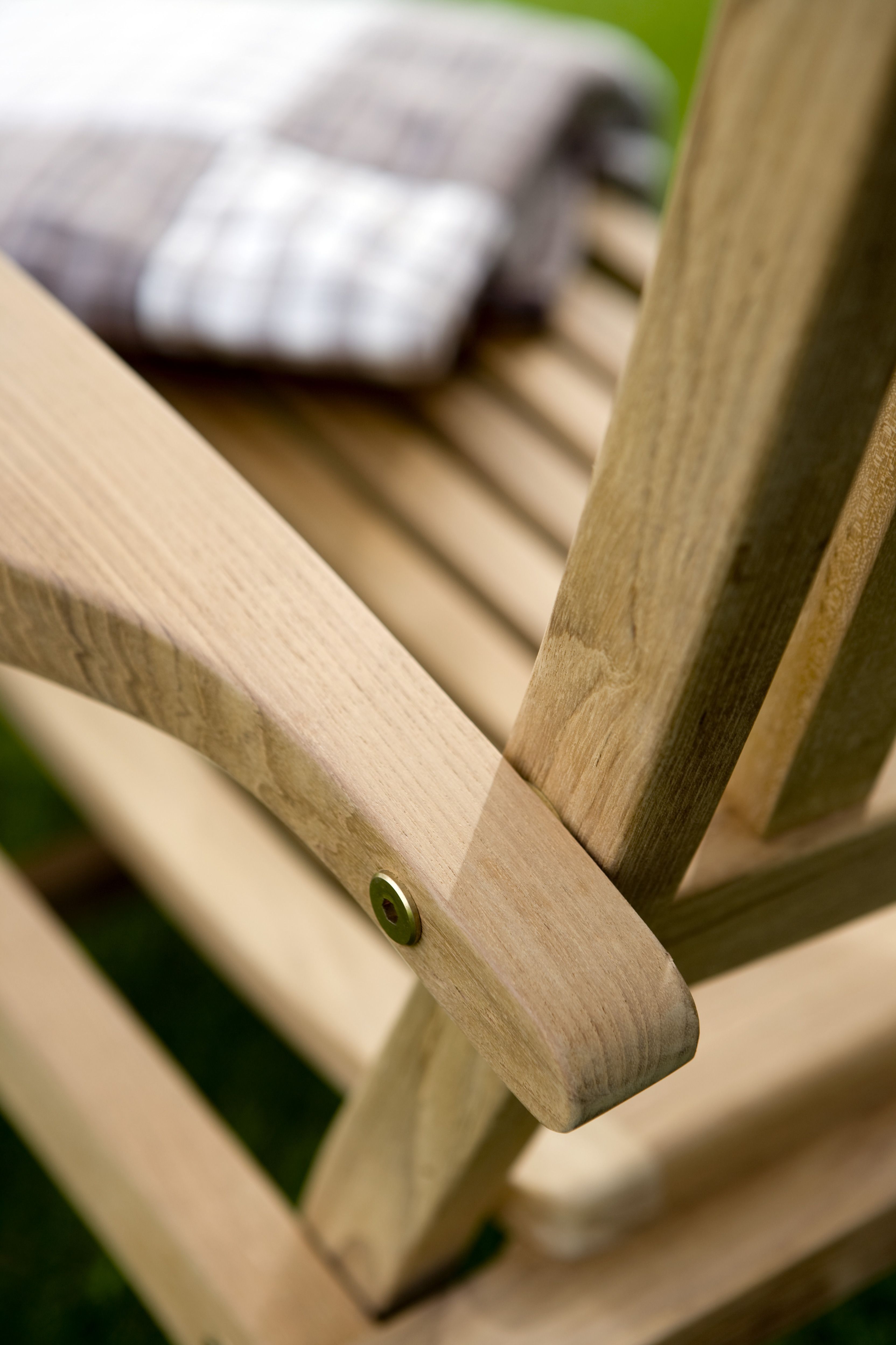 Detailaufnahme des Skagerak Steamer Deck Chair Liegestuhls aus Holz, ideal für den Garten.