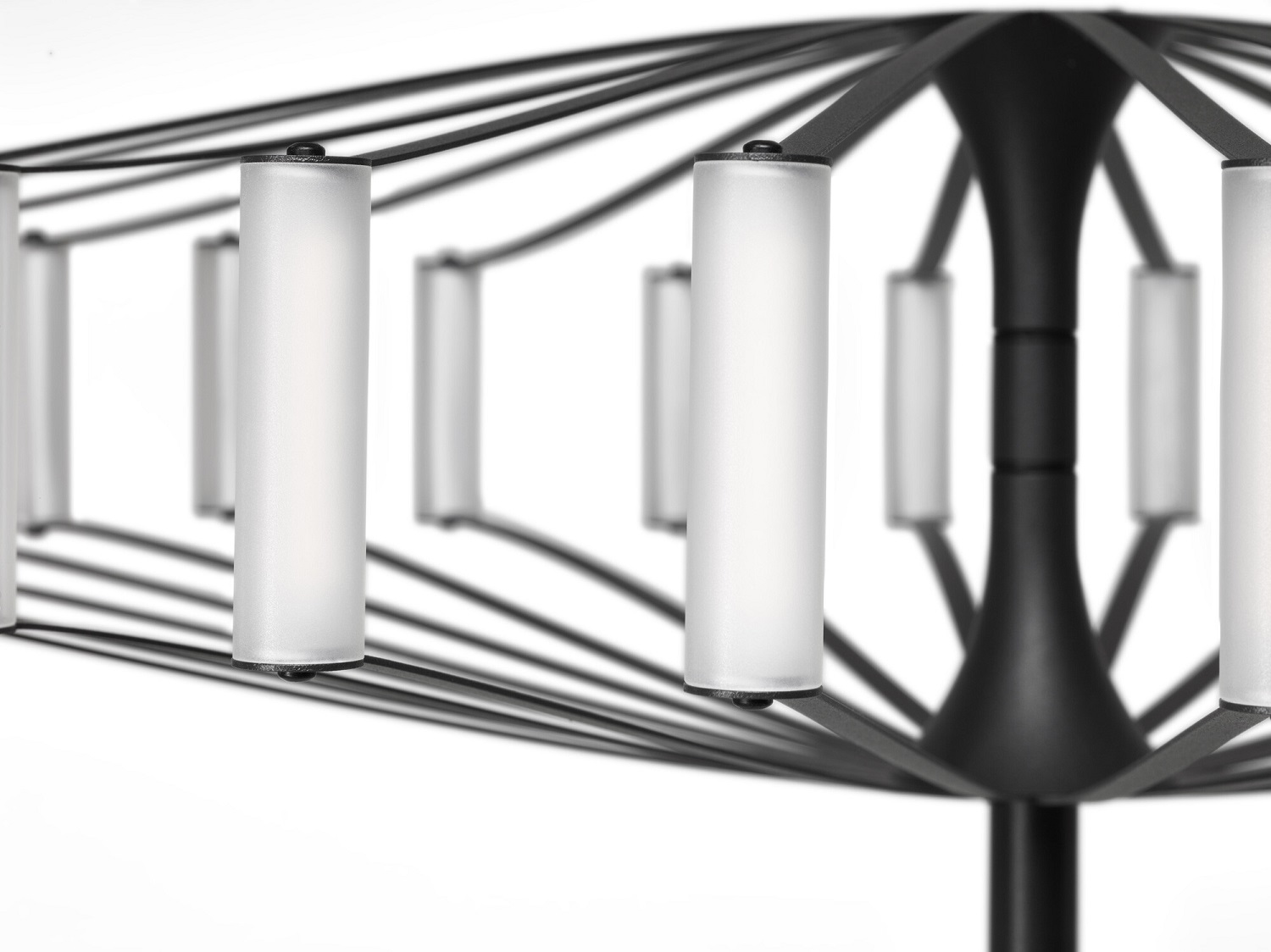 Detailaufnahme der Wheel Floor Stehleuchte Japth mit schwarzem Metallgestell und zylindrischen, mattierten Lampenschirmen.