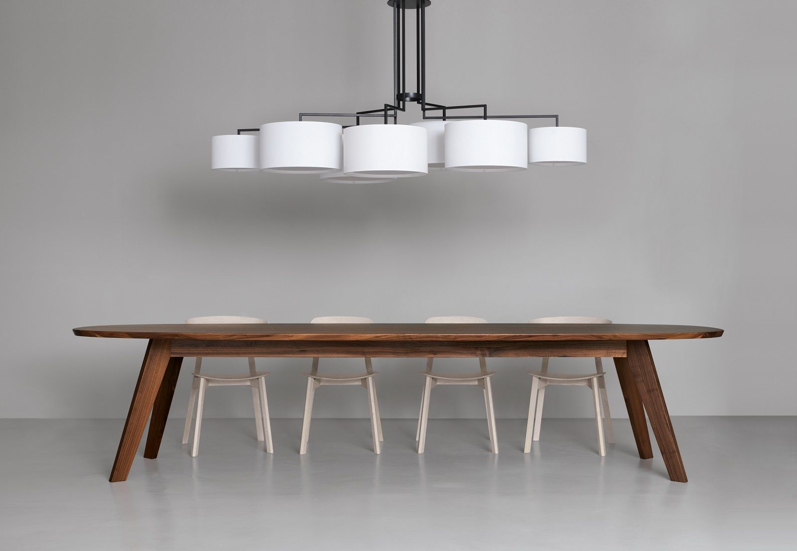 NOON 7 Deckenleuchte Weiß von Zeitraum über Esstisch mit Stühlen. Moderne Pendelleuchte.