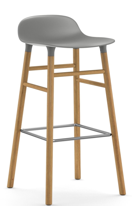 Grauer Form Barstool Barhocker von Normann Copenhagen mit Holzbeinen und Fußstütze.