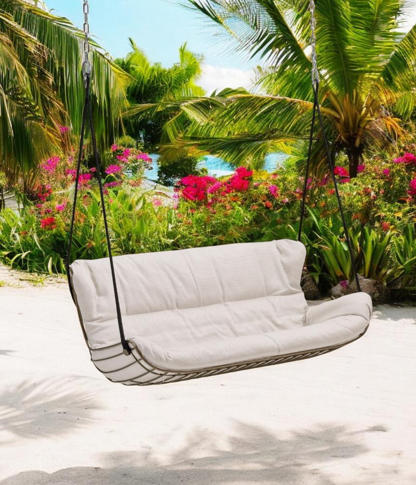 Leyasol Wingback Schaukelsofa von Freifrau Manufaktur für drinnen und draußen, mit tropischem Hintergrund.